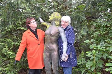 Doris-Paula Baumgardt-Ackermann (links), Vorsitzende des Fördervereins, und Brigitte Grahn, die die Besucher durch den Garten führt, mit einer der handgemachten Skulpturen.