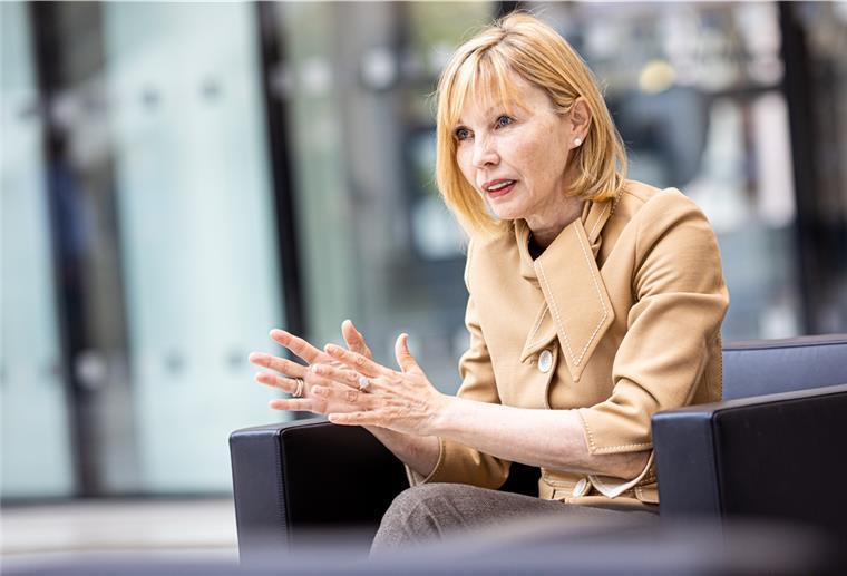 Schröder-Köpf meldet sich nach schwerer Erkrankung zurück Doris Schröder-Köpf hat eine schwere Herz-OP und zwei Schlaganfälle überstanden.