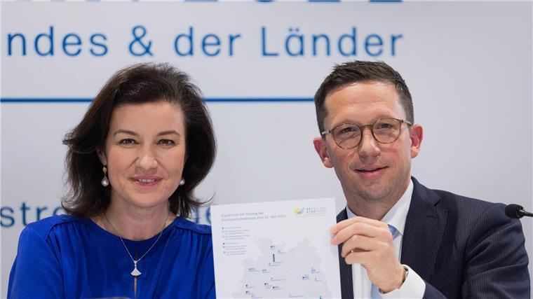 Millionenförderung und Chance auf Elite-Unis im Nordwesten Dorothee Bär (CDU), Bundesforschungsministerin, und Falko Mohrs (SPD), niedersächsischer Minister für Wissenschaft und Kultur informierten über die Auswahl in der Exzellenzstrategie.