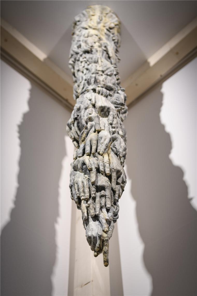Dorothy Cross lässt ein bizarres Tropfsteingebilde aus Bronze im Museum wachsen.