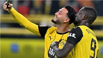 Dortmunder Matchwinner beim 2:1 gegen St. Pauli: Rami Bensebaini (l.) und Serhou Guirassy. 