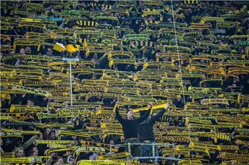 Dortmunds Fans hielten ihre Schals in die Höhe und singen «You never walk alone» für einen Fan, der während des Spiels an einem Herzinfarkt gestorben war. 
