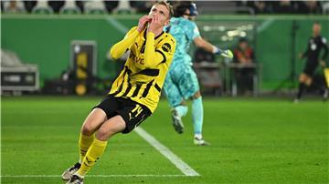 Dortmunds Maximilian Beier vergibt eine Großchance in Wolfsburg.