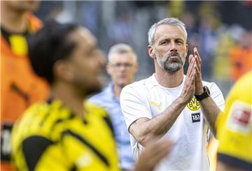 Dortmunds Trainer Marco Rose bedankt sich bei den Fans. 