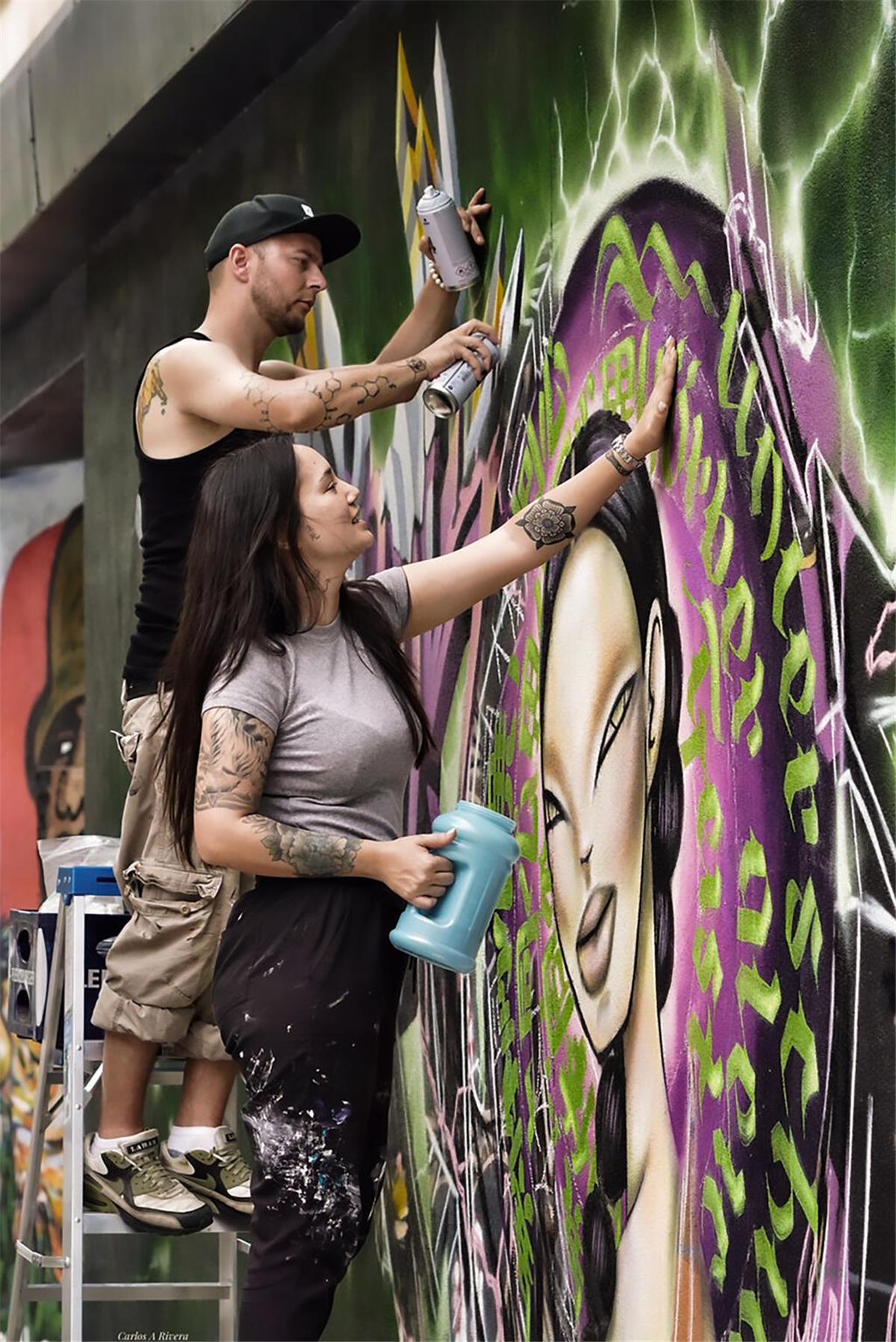 Internationale Graffitikunst in Bremerhaven von Elena Ohlander und Dosar1 zwei Personen an Graffitiwand