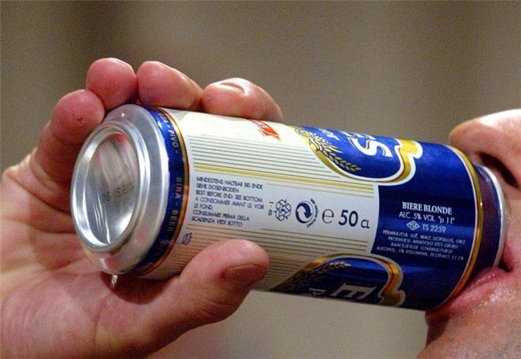 Dosenbier beim Autofahren - keine gute Sache.