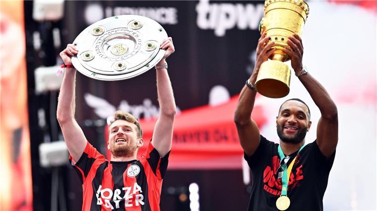 Double-Sieger: Meisterschale und DFB-Pokal holten sich in diesem Jahr die Fußballprofis von Bayer Leverkusen um Torwart Lukas Hradecky (l) und Abwehrchef Jonathan Tah.