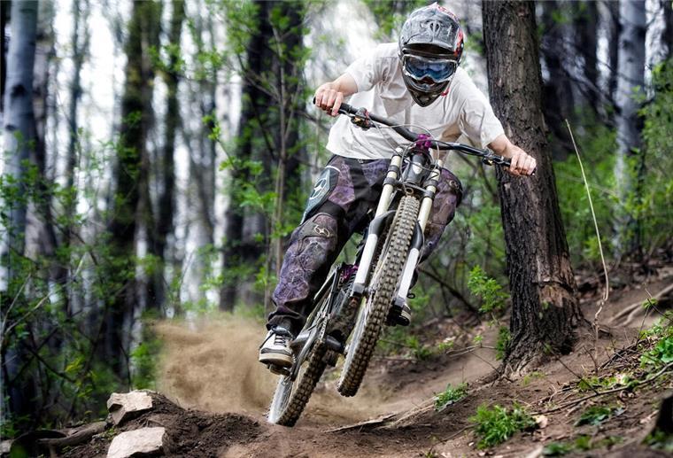 Lust auf Extremsport? Diese Sportarten sind besonders beliebt Downhill-Mountainbiking ist eine anspruchsvolle und herausforderne Sportart.