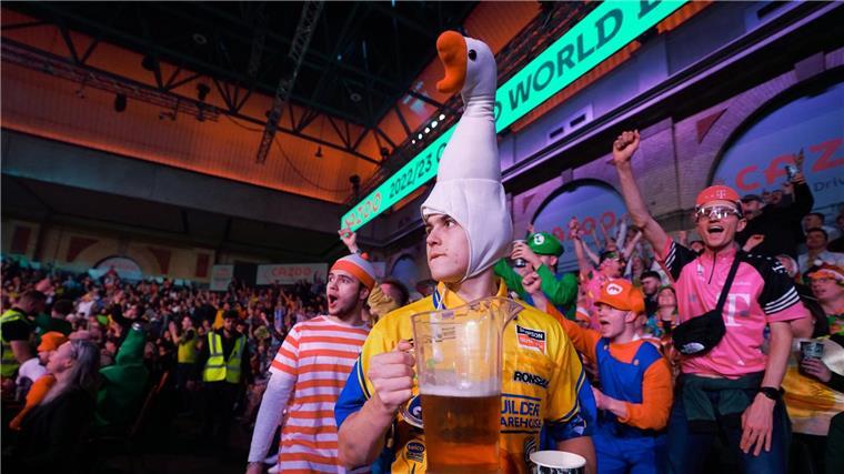 dpatopbilder - Bei der Darts-WM in London sind die Fans häufig wild verkleidet. Das sorgt für ausgelassene Stimmung. Foto: Zac Goodwin/PA Wire/dpa