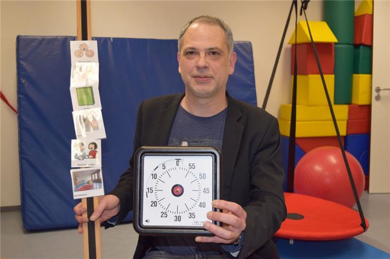 Dr. Anas Nashef zeigt zwei Utensilien, die oft bei der Autismus-Therapie eingesetzt werden. Die Karten auf dem sogenannten Teachboard zeigen dem Klienten, welche Aufgabe als nächstes ansteht. Diese visuelle Gliederung gibt Sicherheit. Mit der großen Stoppuhr wird darüber hinaus sogar ganz genau der Zeitraum für den jeweiligen Arbeitsschritt festgelegt. Auch das gibt Orientierung.
