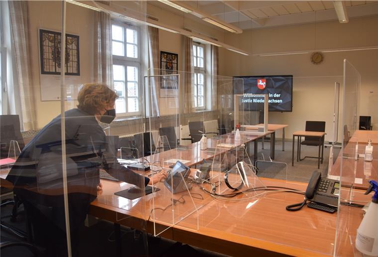 Klick auf den Link führt in den Gerichtssaal Dr. Ann-Katrin von der Heide, Direktorin des Amtsgerichts, im nun modern für die Videoverhandlung ausgestatteten großen Sitzungssaal des Amtsgerichts.