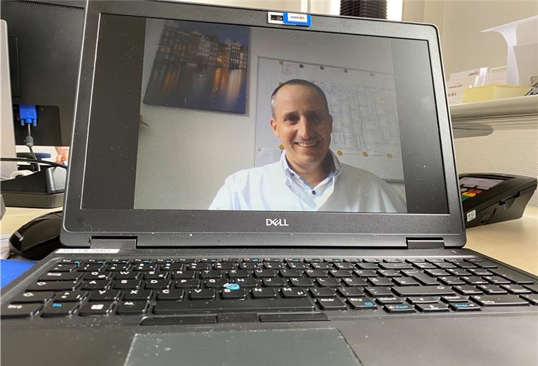 Dr. Carl Haasper vom Ameos Klinikum in Debstedt hilft seinen Patienten in Videosprechstunden.