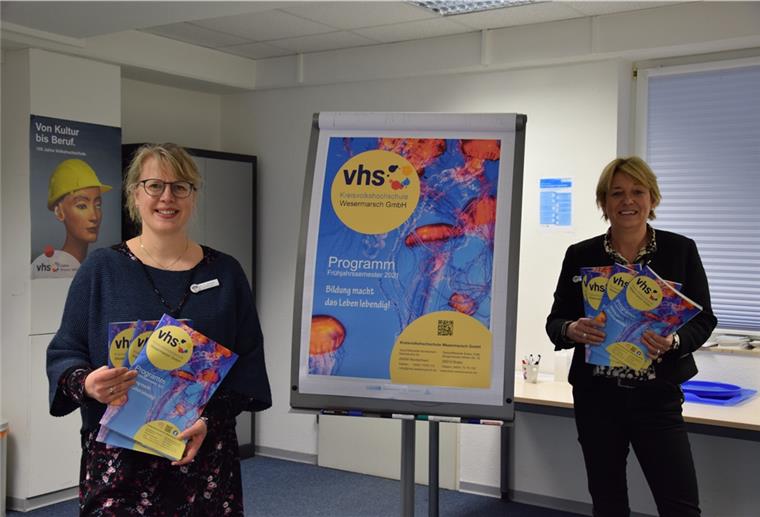 Dr. Claudia Schütze (links) und Ulrike Michalzik von der Kreisvolkshochschule hoffen, dass der größte Teil der Angebote im Semesterprogramm tatsächlich stattfinden kann.
