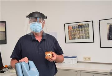 Dr. Dieter Ubben, Zahnarzt in Nordenham, trägt bei seinen Behandlungen spezielle Schutzkleidung.
