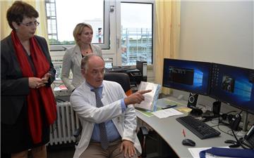 Dr. Georg Rohe zeigt 
Staatssekretärin Birgit Honé  (links), wie er an Bildschirmen medizinische Daten von Patienten empfangen kann. 