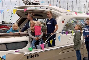 Dr. Gerrit Günther (47) und seine Frau Dr. Inka Günther (45) haben am Abend des 27. Juni 2021 drei gekenterte, erschöpft im Wasser treibende Rudernde aus der Weser gerettet und an Bord ihrer Motoryacht "Van Helsing" gezogen. Mit an Bord waren auch die Kinder des Arztpaares . Das Bild entstand allerdings zu einem anderen Zeitpunkt, vor dem Rettungsmanöver.