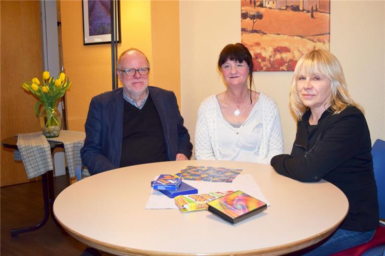 Dr. Gisbert Eikmeier, Chefarzt der psychiatrischen Klinik im Klinikum Reinkenheide, hat das Nacht-Café zusammen mit Angelika Lacroix (rechts) auf den Weg gebracht. In den hellen Räumlichkeiten unterstützt seither 
Genesungsbegleiterin Birgit Kowski (Mitte) Menschen in den Abendstunden dabei, seelische Krisen zu bewältigen. 