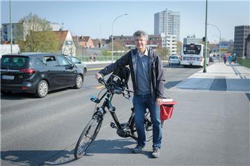 Dr. Hans Joachim Schmeck-Lindenau, Ex-Chefarzt am Klinikum Bürgerpark, fordert Oberbürgermeister Melf Grantz in einem offenen Brief auf, einen Fahrradstreifen auf der Kennedybrücke einzurichten.
