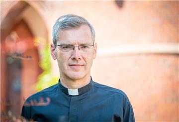 Dr. Heiner Wilmer, der katholische Bischof der Diözese, kommt immer wieder auch ins Dekanat Bremerhaven - wie hier in die Herz-Jesu-Gemeinde in Lehe.