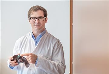 Dr. Helge Bruns, Chefarzt der Allgemeinchirurgie im Klinikum Reinkenheide, zeigt ein Modell der Gallenblase, die fest mit der Leber verwachsen ist.