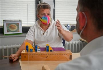 Dr. Iris Gerlach zeigt anhand eines Modells der Insulinwirkung, wie Insulintherapie, Kohlenhydrate und Lebensumstände aufeinander abgestimmt werden können.