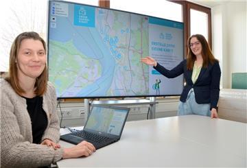 Dr. Isabella Hodgson (rechts) und Dr. Ulrike Heine präsentieren das Kartenprojekt, das jetzt um eine weitere Stufe erweitert wurde: die Karte für jeden. bohn