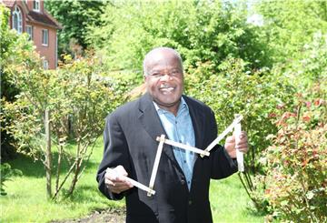 Dr. Joseph Ukhagbe möchte unter anderem sein eigenes handwerkliches Wissen nach Afrika bringen.
