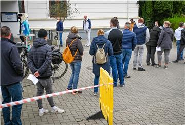 Dr. Jürgen Roehl aus Bremerhaven verimpfte mit seinem Praxisteam an Himmelfahrt 500 Impfdosen Astrazeneca.