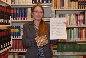 Das Stadtarchiv bietet in Zusammenarbeit mit der Volkshochschule Kurse im Lesen alter Schriften an.