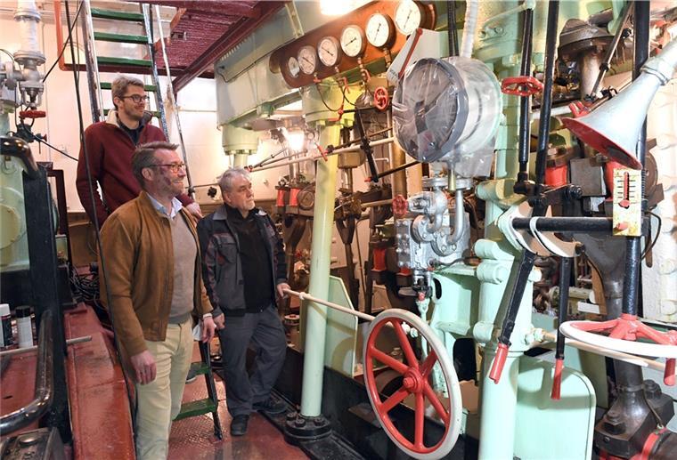 Dr. Lars Kröger (DSM), Gerrit Michaelis (BBU) und Serdar Erdogan (von links) sind von den bisherigen Arbeiten an Bord des Museumsschiffs "Rau IX" beeindruckt.