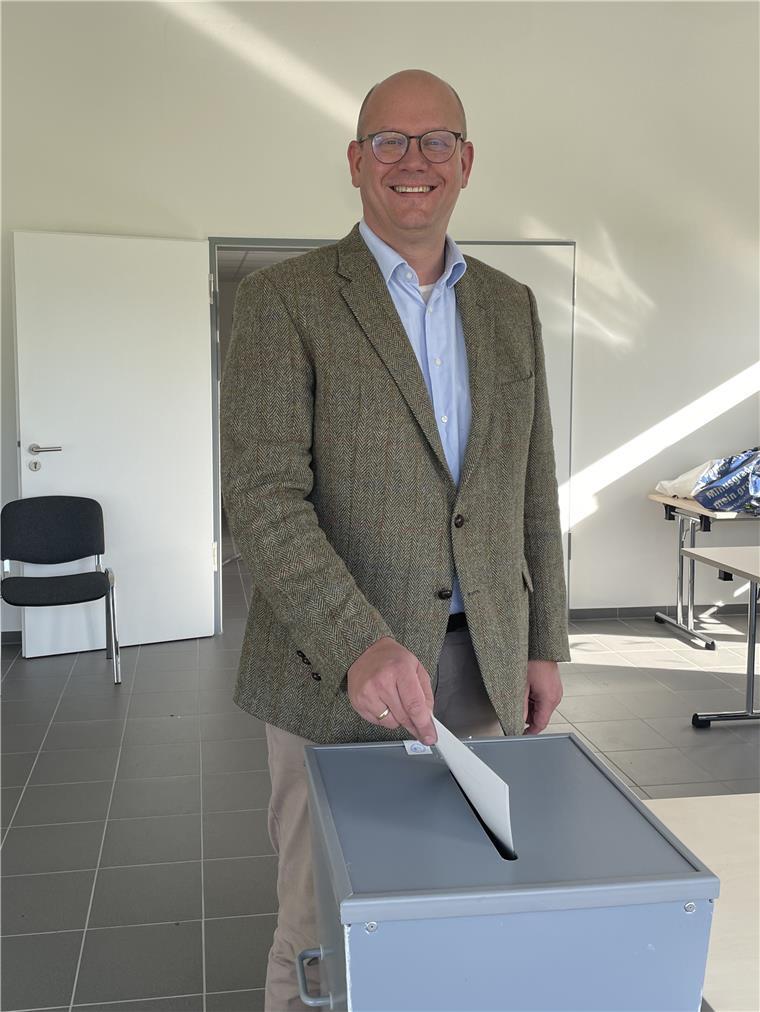 Niedersachsen hat entschieden - so sieht es in den Wahlkreisen aus Dr. Marco Mohrmann (CDU) gibt seine Stimme ab.