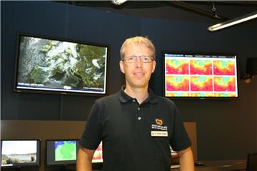 Dr. Michael Theusner beobachtet von seinen Schirmen im Wetterstudio des Klimahauses die Lage.  