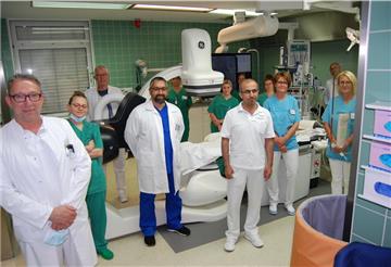 Dr. Mohamed Elbaz (4. von links) ist als Oberarzt nun in der Kardiologie tätig. Chefarzt Dr. Andreas Reents (links) freut sich, dass das Team mit fünf Ärzten und sieben medizinischen Fachangestellten jetzt komplett ist.