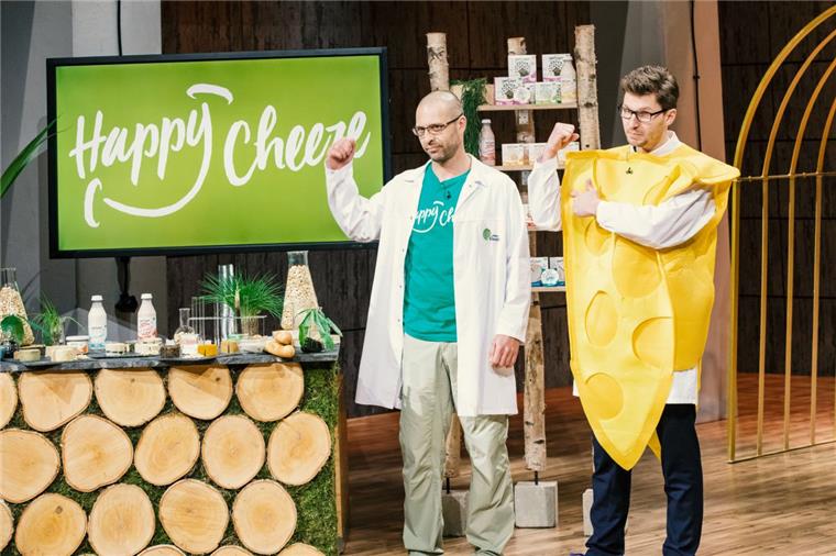 Dr. Mudar Mannah (l.) und Rocky Wüst aus Cuxhaven präsentieren in der TV-Show "Die Höhle der Löwen" mit "Happy Cheeze" veganen Käse. 