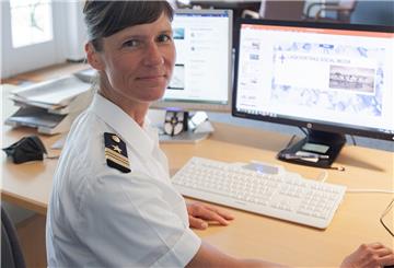 Dr. Nicole Martin y Troyano gehört mit 49 Jahren zu den spätberufenen Seiteneinsteigerinnen bei der Bundeswehr. Als Organisationsoffizierin im Marinefliegerkommando ist sie für die interne und externe Kommunikation zuständig.