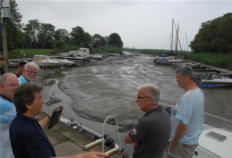 Dr. Norbert Greiser (3. von links) erläuterte den Vertretern der Rodenkircher Wassersportvereine eine Möglichkeit, der Verschlickung Herr zu werden.