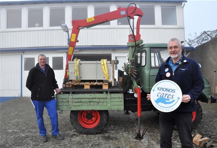 Kronos Titan hilft Vereinen in Nordenham Dr. Peter Möller (rechts), stellvertretender Werkleiter von Kronos Titan, und Uwe Harbers bringen im Rahmen der Aktion Kronos cares einen Transformator zum Nordenhamer Ruderclub.
