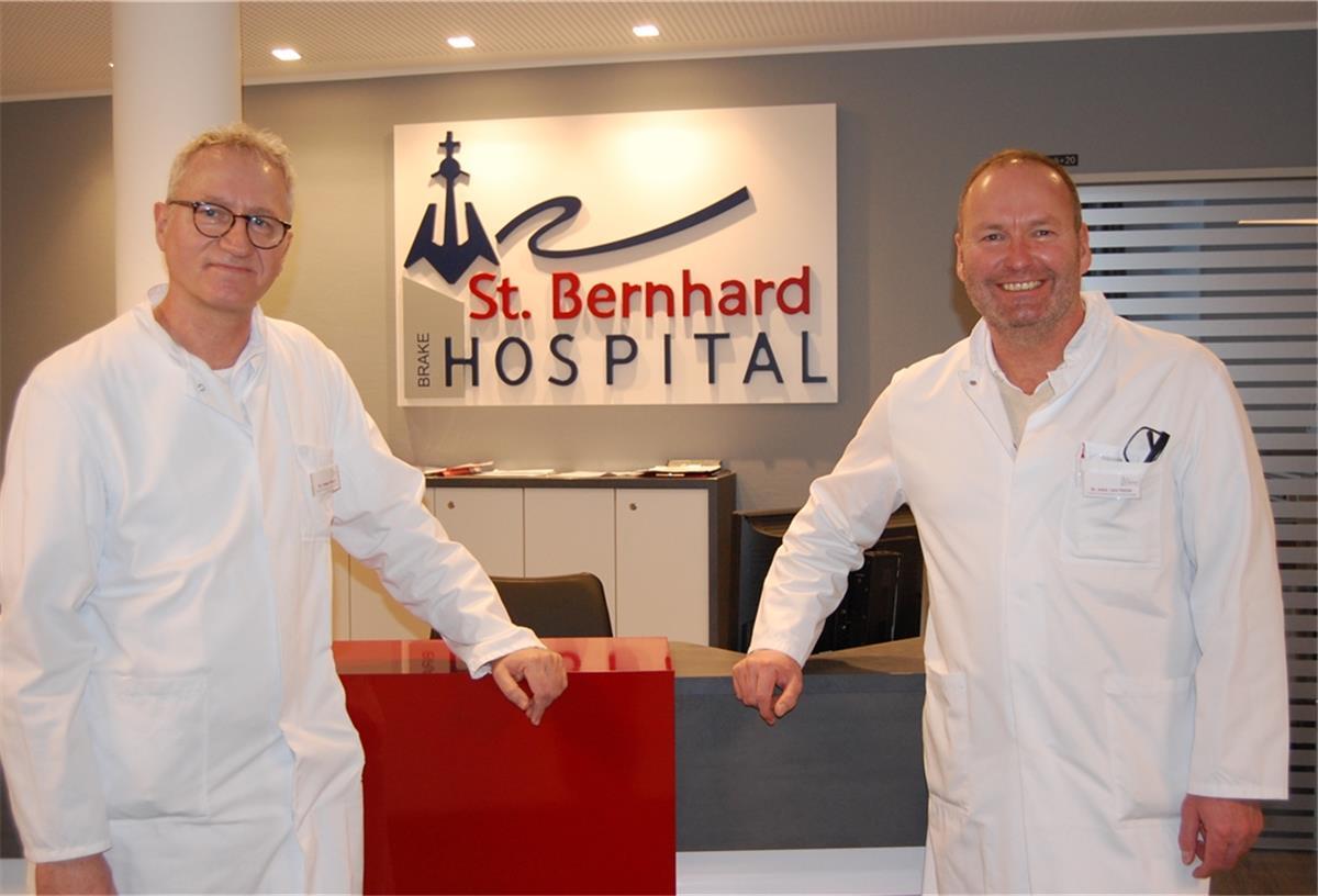 Dr. Peter Petarus (links) ist neuer leitender Oberarzt in der Unfallchirurgie. Die soll, so sagt auch Chefarzt Dr. Lars Heide, ausgebaut, weitere Leistungen angeboten werden.
