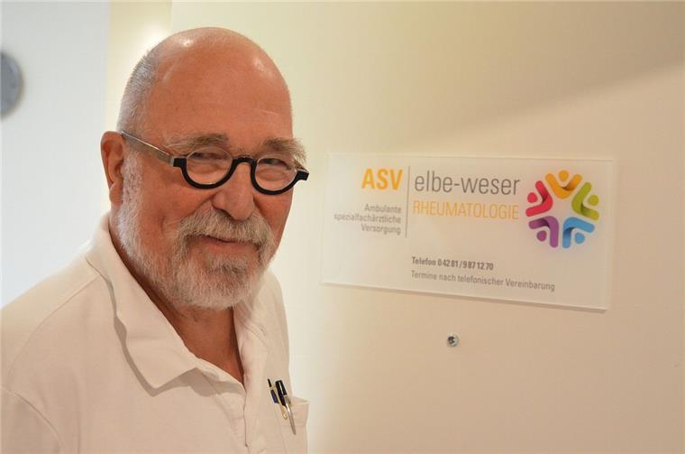 Rheumapatienten sind in Zeven jetzt besser versorgt Dr. Rainer Sprekeler steht an der offenen Praxistür der ASV Rheumatologie in Zeven. Der Internist und Rheumatologe hat deren Gründung initiiert und ist Leiter des fünfköpfigen Kernteams aus Spezialisten.