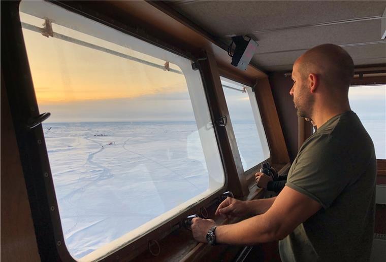 Dr. Thomas Krumpen hat zu Beginn der Expedition von der Brücke der "Akademik Fedorov" den Expeditionsaufbau beobachtet. Jetzt ist die Expedition kurz vor dem Ende.