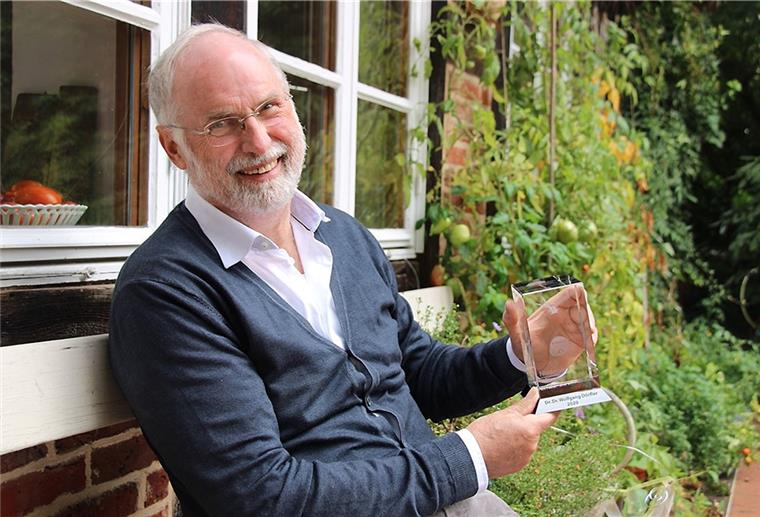 Eine Ehrung für den Unermüdlichen Dr. Wolfgang Dörfler, Hesedorf, frisch dekoriert mit dem Ehrenamtspreis 2020 der Niedersächsischen Bingo-Umweltstiftung.