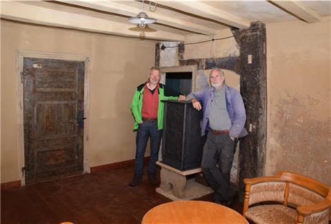 Dr. Wolfgang Dörfler (rechts) und Hans-Hermann Bohling von der Interessengemeinschaft Bauernhaus freuen sich über den Abschluss der Renovierungsarbeiten in "Eckes Hus".