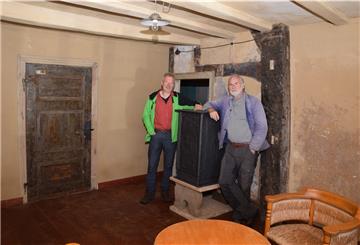 Dr. Wolfgang Dörfler (rechts) und Hans-Hermann Bohling von der Interessengemeinschaft Bauernhaus freuen sich über den Abschluss der Renovierungsarbeiten in "Eckes Hus".
