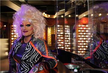 Dragqueen Olivia Jones sitzt in ihrem Club The Bunny Burlesque St. Pauli. Die Hamburger Travestiekünstlerin und Barbesitzerin hofft darauf, dass die Politiker den Gastronomen bei den coronabedingten Einschränkungen bald einen Schritt entgegenkommen.