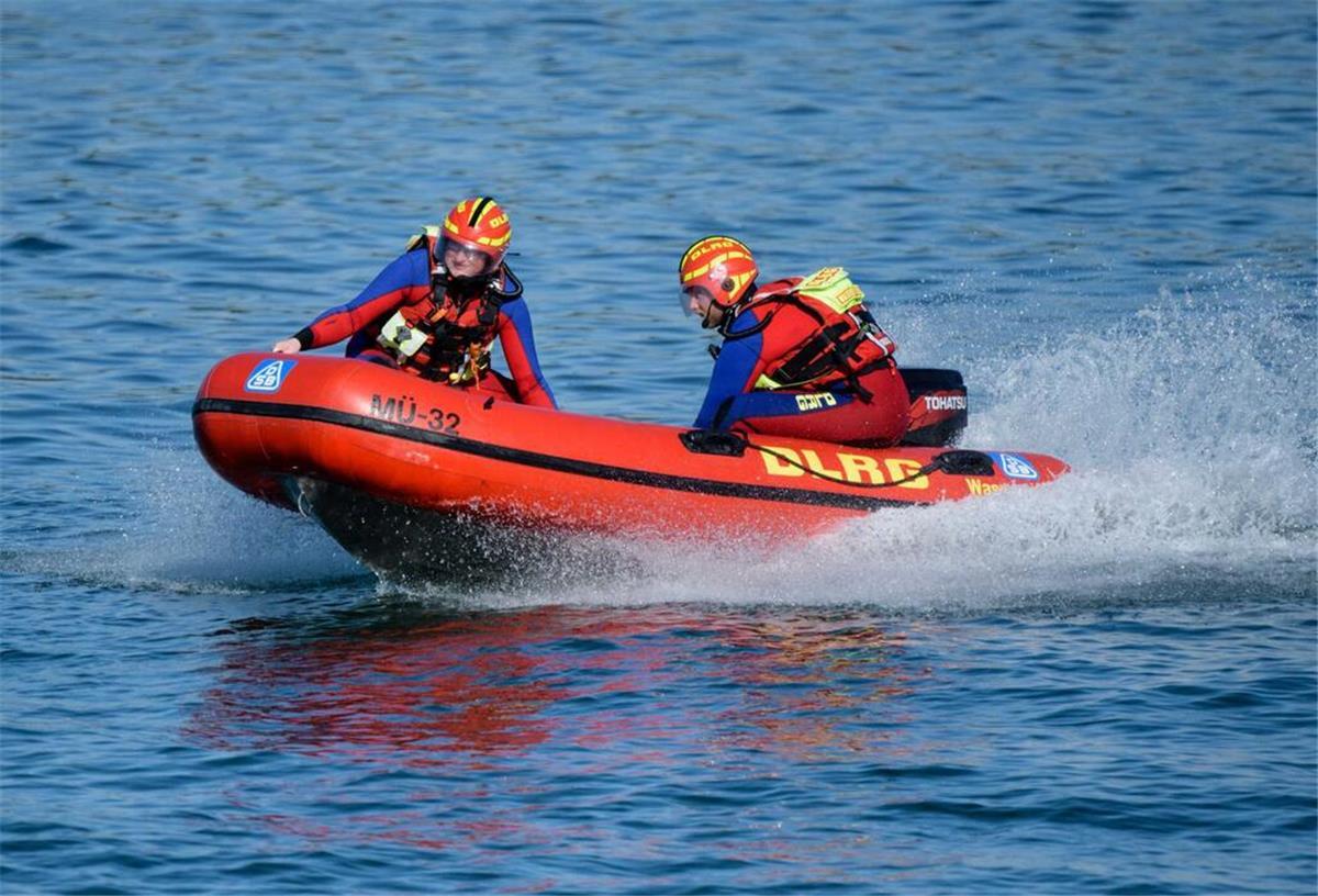 Tödlicher Unfall am Badestrand: Urlauber ertrinkt in der Nordsee Wasserretter der Deutschen Lebens-Rettungs-Gesellschaft (DLRG) fahren in einem Schnellboot über den Chiemsee