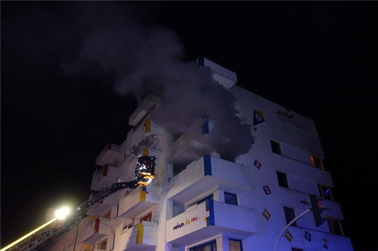 Dramatischer Einsatz für die Bremerhavener Feuerwehr in Geestemünde. Ein Rollstuhlfahrer musste aus einer brennenden Wohnung gerettet werden.