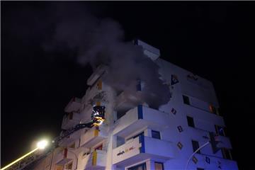 Dramatischer Einsatz für die Bremerhavener Feuerwehr in Geestemünde. Ein Rollstuhlfahrer musste aus einer brennenden Wohnung gerettet werden.