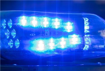 Das Blaulicht auf einem Fahrzeug der Polizei leuchtet in der Dunkelheit. 