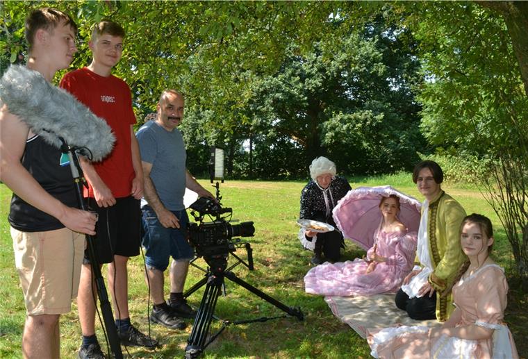 Geschichte zum Anfassen Dreh im Hagener Burggarten: Tom Kobow (von links), Sean Mangels, Regisseur Sandro Giampietro und die Darsteller Helge Tramsen, Julia Giampietro, Elias Riess und Gina Giampietro.