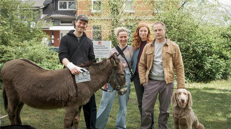 Drehstart für "Nord bei Nordwest – Das dritte Grab": Das Team mit Esel und Hund beim Setbesuch.